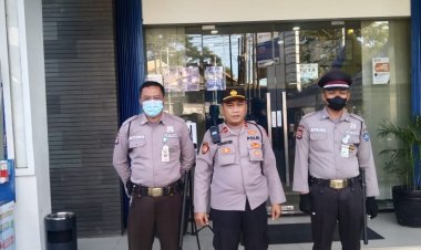 Ipda Purwantoro Kanit Samapta Polsek Cikupa Polresta Tangerang Polda Banten  Memberikan Edukasi Harkamtibmas Di  Kawasan Pergudangan Blizlink Dengan Securty