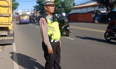 Kanit Lantas Polsek Cikupa Ipda Udi Muhdi Laksanakan Kegiatan Gatur Lalu Lintas Antisipasi Lintasan Rombongan