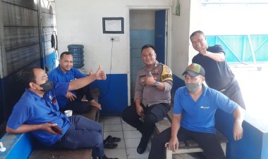 Jaga Kondusifitas Bhabinkamtibmas Polsek Cikupa Polresta Tangerang Dengan Cara Sambang Dan Bangun Sinergitas Bersama Para Pelajar Juga Masyarakat