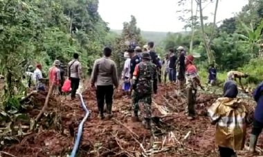 Seorang Warga Tertimbun Tanah Longsor Belasan Meter