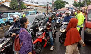 Kanit Lantas Polsek Cikupa Polresta Tangerang Giat Laksanakan Pengaturan Arus Lalu Lintas Di Sore Hari Diguyur Hujan