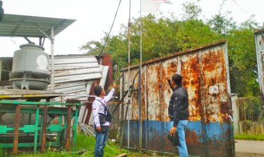 Seolah-olah Melecehkan Sang Saka Merah Putih Berkibar Disebuah Pabrik Di Kecamatan Cikupa Kabupaten Tangerang Sudah Tidak Layak Masih Terpasang Dan Robek-Robek