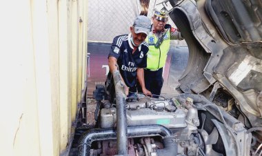 RESPONSIF, IPDA UDI MUHDI KANIT LANTAS POLSEK CIKUPA MEMBANTU MENDORONG MOBIL YANG MOGOK