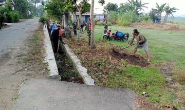 Ciptakan Lingkungan Yang Bersih Dan Asri, Anggota Koramil Kesamben Gelar Kerja Bakti Bersama