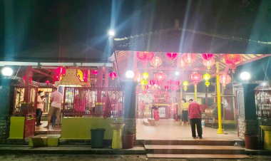 Malam Tahun Baru Imlek Warga keturunan Tionghoa Padati Vihara Punna Karya