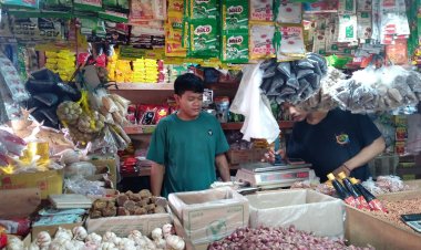 Pengelola Pasar Tradisional Cikupa Yanto Arab Terjun Langsung Ke Lapangan, Cek Ketersediaan Stok Harga Sembako