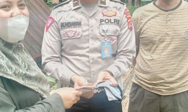 Ipda Muhdiawan Mendampingi Warga Untuk Mengembalikan Identitas Yang Hilang Saat Bayar Pajak Kepada Pemiliknya