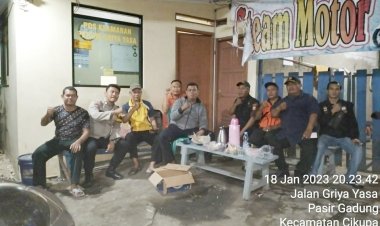 Anggota Polsek Cikupa Bhabinkamtibmas Bersama Pokdar Kamtibmas Dan Warga Melaksanakan Ronda Siskamling