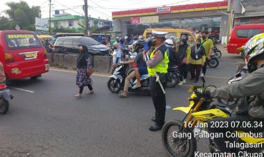 ANGGOTA POLSEK CIKUPA POLRESTA TANGERANG PROTAP GATUR LALIN DI PAGI HARI ANTISIPASI KEMACETAN DI JALAN SERANG