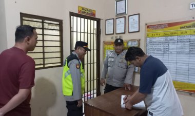 Pawas Ipda Agus Lili S,Kapolsubsektor Cikup amas, Lakasanakan Apel Ops Cipkon Dan Patroli Malam