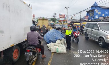 Kanit Lantas Polsek Cikupa Evakuasi Truck Engkel Terguling Yang Membawa Semen