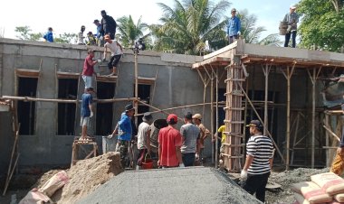 Semua Aparatur Desa dan Wartawan MNnews Ikut Bergotong Royong Pengecoran Gedung Balai Desa Mekar Jaya