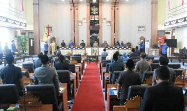 Dprd Lampung Timur menggelar rapat paripurna tentang pengambilan keputusan terhadap RAPBD tahun 2023