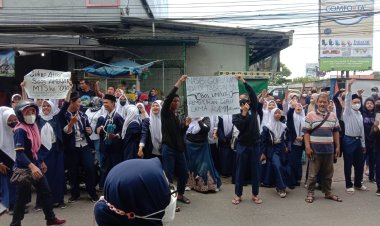 Pasca Pemecatan 12 Guru, Murid dan Orang Tua MTs Nurul Ilmi Gelar Aksi Demo
