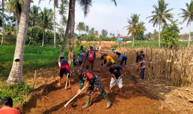Jalin Komsos, Babinsa Kodim 0429/Lamtim Giat Gotong Royong Bersama Warga