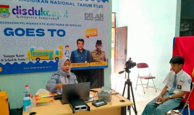 Pelajar Usia 17 Tahun Ikuti Pembuatan E-KTP Di Sekolah