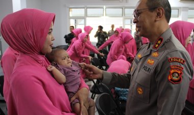 Kapolda Irjen Pol A Rachmad Wibowo SIK memberikan tali asih kepada Bhayangkari Personel Satbrimob atas tugas BKO Papua