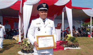 Desa cijayanti meraih piagam penghargaan desa tertib administrasi oleh Camat Babakan Madang