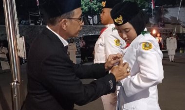 Sekcam kecamatan Babakan Madang Iskandar S,AP,MA,mengukuhkan paskibra persiapan Upacara 17 Agustus 2023