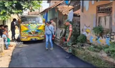 Wujud Sinergitas TNI-Polri, Polsek Ciampea Polres Bogor Monitoring Pengaspalan Jalan Desa Cihideung Udik.