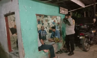 Pembinaan Serta Dialogis Kamtibmas Bhabinkamtibmas Kepada Warga Di Pos Siskamling