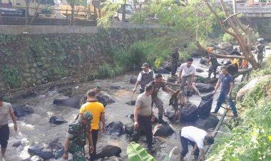 Ciptakan Sinergitas Jaga Lingkungan, Polres Bogor Secara Serentak Gelar Kegiatan Bersih - Bersih Sampah
