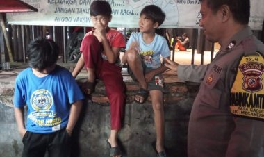 Bhabinkamtibmas Polsek Megamendung Polres Bogor Lakukan Dialogis Dengan Anak - Anak Yang Nongkrong Dalam Rangka Menjaga Kamtibmas