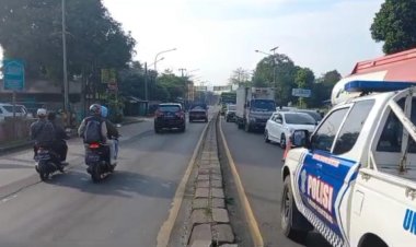 Hilang Konsentrasi Sebuah Mobil Tabrak Tiang Listrik di Kemang Bogor