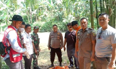 Pihak Kepolisian Polsek Jasinga Polres Bogor Menggelar Olah TKP Penemuan Mayat Tanpa Identitas di Sungai Cipangaur