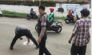 LAKA LANTAS DI JALAN NAROGONG, PIHAK KEPOLISIAN LAKUKAN PENANGANAN OLAH TEMPAT KEJADIAN