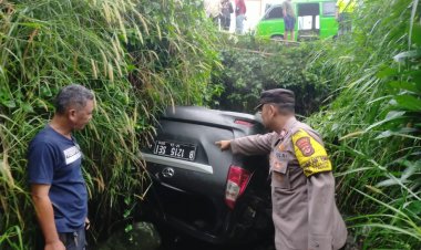 Sebuah Mobil Terguling Ke Dalam Sebuah Selokan, Polsek Tamansari Polres Bogor Gelar Olah TKP