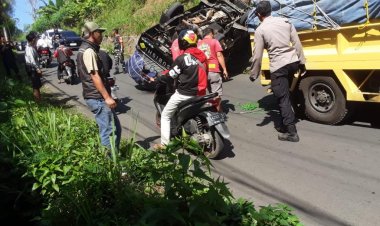 Akibat Muatan Berlebih, Sebuah Kendaraan Pick Up Terguling di Megamendung Bogor