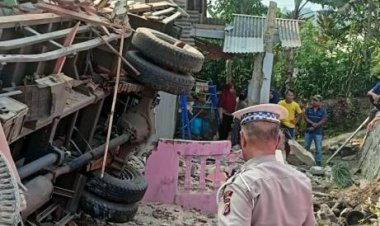 Unit Laka Polres Bogor Polda Jabar Gelar Olah TKP Laka Lantas Sebuah Truk Menabrak Bangunan Rumah di Tenjolaya Ciampea Kabupaten Bogor