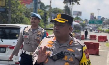 Kehadiran Polisi Berikan Rasa Aman Bagi Masyarakak Yang Berlibur Pada Saat Weekend Di Jalur Puncak Kabupaten Bogor