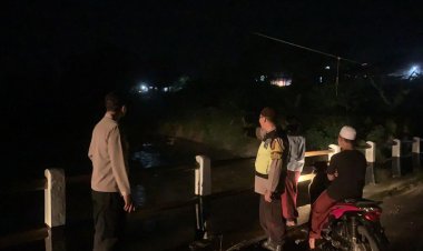 Satu Unit Truk Engkel Terbawa Arus Aliran Sungai Cibeet Tanjungsari, Pihak Kepolisian Lakukan Gelar Olah TKP