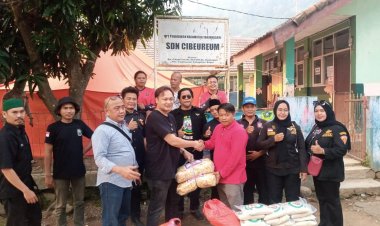 Ketua Gibas Kabupaten Bogor Berikan Sembako Kepada Korban Tanah Longsor di Desa Cibeureum