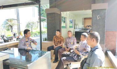 Kasat Binmas Polres Bogor AKP Hendra Kurnia Selaku Polisi RW Menyambangi Warga Di Kecamatan Gunung Putri