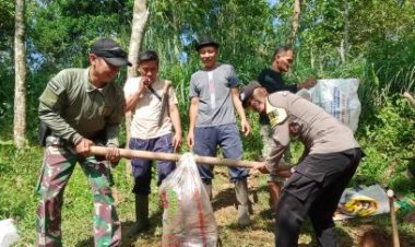 Seinergitas TNI-Polri Lakukan Gotong royong Besama Warga