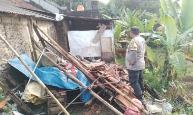 Hujan Di sertai angin Kencang Akibatkan Tembok Rumah Warga Alami Longsor