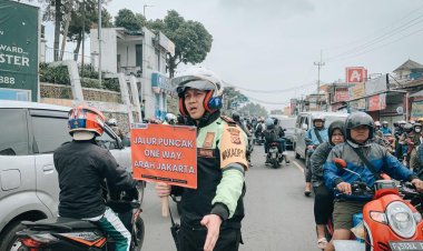 Kawasan Puncak Berlakukan Sistem One Way, Kapolres Bogor Turun Langsung Lakukan Pendorongan Arus Kendaraan