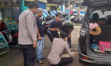 Polisi di Kawasan Puncak Bogor, Bantu Pengemudi Mobil Yang Alami Kebocoran Ban