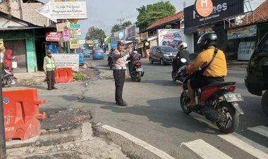 Jaga Kelancaran Arus Lalin, Personil Pos Pam Operasi Ketupat Polsek Ciampea Polres Bogor Lakukan Pengaturan Arus Lalin