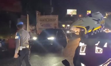 Personil Pengamanan Ops Ketupat Polres Bogor Bantu Antarkan Box Donor Darah Ke Rumah Sakit RSPG