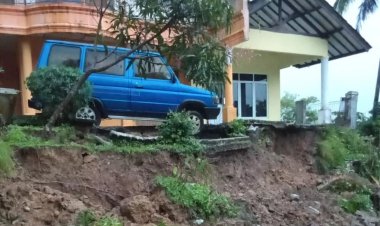 Babinkantibmas Desa Bojong Koneng Polsek Babakan Madang Polres Bogor Mendatangi TKP Longsor Evakuasi Mobil Yang Hampir Terkena Dampak