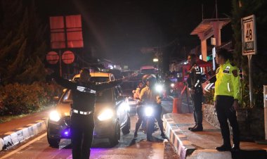 Personil Kepolisan Polres Bogor Terus Berupaya Lakukan Pengaturan Arus Lalu Lintas di Kawasan Puncak Yang Terpantau Cukup Padat Hingga Malam Hari ini