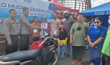 Personil Pos Pengamanan Polsek Cileungsi Polres Bogor, Sigap Bantu Pemudik Yang Motornya Alami Mogok