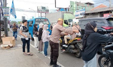 Jelang Buka Puasa Polsek Sukaraja Polres Bogor Berbagi Takjil