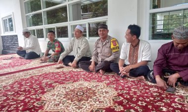 Bhabinkamtibmas Desa Gunung Geulis Polsek Sukaraja Polres Bogor Aiptu Suwardi Menghadiri Acara Buka Bersama