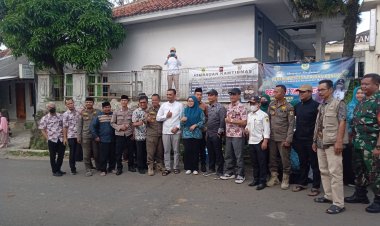 Kades Bojong koneng Bagikan Takjil gratis Ramadan untuk Warga yang melintas