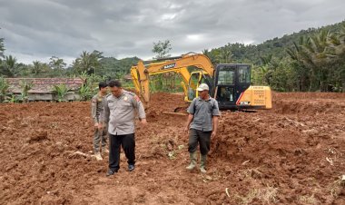 Bhabinkamtibmas Polsek Leuwiliang Polres Bogor kontrol Pembukaan Lahan Hunian Bagi korban Bencana longsor